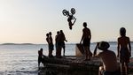 Atraksi Sepeda Hibur Warga Yunani di Tengah Gelombang Panas
