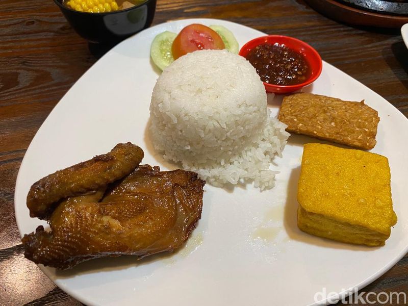 Ayam Bulungan : Legit Gurih Ayam Goreng Legendaris Favorit Jokowi dan Raditya Dika