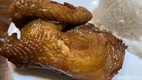 Kalau mau lebih hemat, bisa pesan Paket Hemat (Rp 50.000). Sudah terdiri dari nasi putih, ayam Bulungan 1/4 ekor, sambal, sayur asem, lalapan, dan tahu tempe. Foto: detikFood