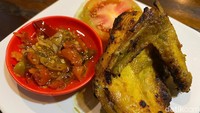 Ada menu Ayam Bakar Sambal Matah 1/4 ekor (Rp 30.000). Ayamnya tetap menggunakan ayam kampung, dimarinasi menggunakan bumbu ungkep kuning biasa. Foto: detikFood