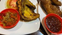 Selama 49 tahun, restoran ini menyajikan menu ayam kampung goreng dengan bumbu bacem yang manis menggoyang lidah khas Jawa Tengah.  Foto: detikFood