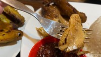 Ciri khasnya terletak pada penggunaan ayam kampung dan bumbu marinasinya, yang menggunakan bumbu bacem khas Jawa. Potongan daging ayam di sini memang tidak besar, tapi terbayarkan dengan rasanya yang sangat enak. Foto: detikFood