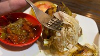 Tekstur ayamnya sedikit lebih garing dan lebih keras. Rasa ayamnya tidak hambar dan gurih dari bumbu ungkepnya. Sambal matahnya juga segar, irisan rawit yang royal dan pedas.  Foto: detikFood