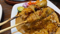 Sate ayam ini rasanya klasik, mengingatkan dengan rasa sate ayam tempo dulu yang saus kacangnya kental dan tidak terlalu manis.  Foto: detikFood
