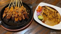 Selain ayam, menu favorit lainnya itu ada Sate Ayam Jumbo (Rp 40.000). Seporsi isi 10 tusuk. Potongan daging ayam di satenya cukup besar, dan teksturnya juga empuk. Foto: detikFood
