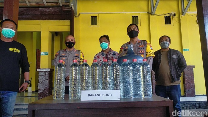 Barang bukti miras oplosan di Surabaya