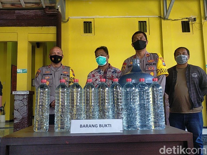 Barang bukti miras oplosan di Surabaya