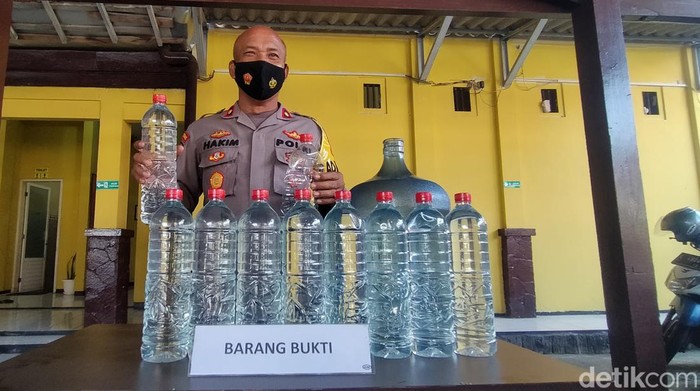 Barang bukti miras oplosan di Surabaya