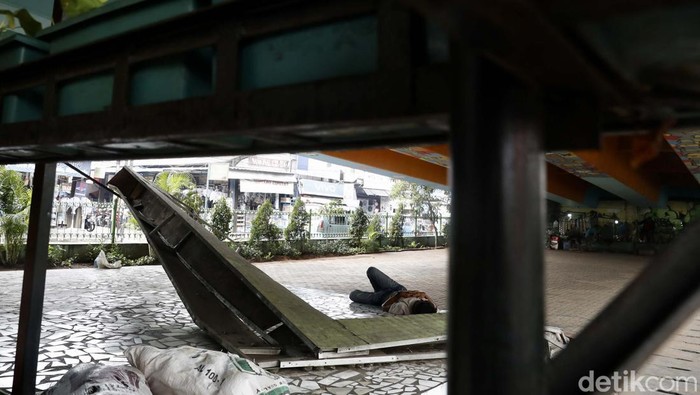 Tempat pot di kolong jembatan Ciputat, Tangerang Selatan, roboh. Kini tempat untuk tanaman hias tersebut dibiarkan begitu saja.