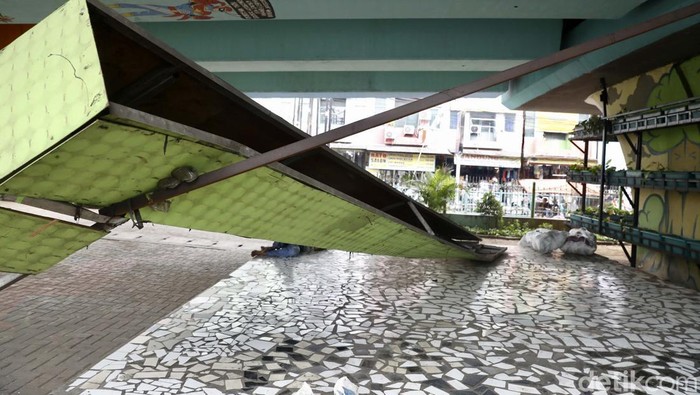 Berbahaya! Tempat Pot di Kolong Jembatan Ciputat Roboh Tempat pot di kolong jembatan Ciputat, Tangerang Selatan, roboh. Kini tempat untuk tanaman hias tersebut dibiarkan begitu saja.