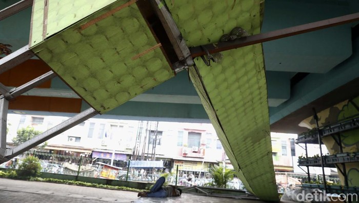 Tempat pot di kolong jembatan Ciputat, Tangerang Selatan, roboh. Kini tempat untuk tanaman hias tersebut dibiarkan begitu saja.