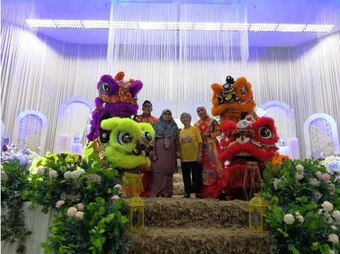 Beredar viral foto pengantin Malaysia usung pernikahan lintas budaya perpaduan Barongsai dan Melayu.