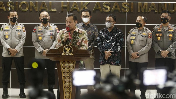 Ketua Komnas HAM Ahmad Taufan Damanik dan Komisioner Komnas HAM Choirul Anam memberikan keterangan pers usai menerima keterangan dari tim Dokkes Polri terkait kasus baku tembak menewaskan Brigadir Nofriansyah Yoshua Hutabarat atau Brigadir J. Jumpa pers berlangsung di kantor Komnas HAM, Senin (25/7/2022).