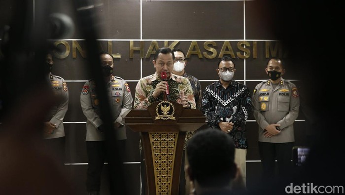 Ketua Komnas HAM Ahmad Taufan Damanik dan Komisioner Komnas HAM Choirul Anam memberikan keterangan pers usai menerima keterangan dari tim Dokkes Polri terkait kasus baku tembak menewaskan Brigadir Nofriansyah Yoshua Hutabarat atau Brigadir J. Jumpa pers berlangsung di kantor Komnas HAM, Senin (25/7/2022).