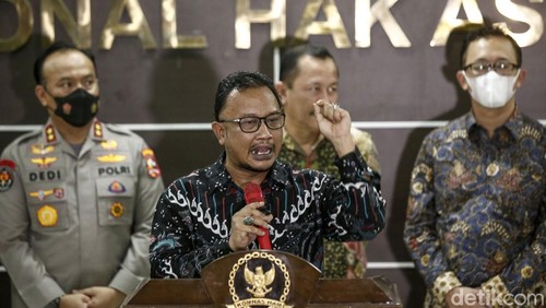 Ketua Komnas HAM Ahmad Taufan Damanik dan Komisioner Komnas HAM Choirul Anam memberikan keterangan pers usai menerima keterangan dari tim Dokkes Polri terkait kasus baku tembak menewaskan Brigadir Nofriansyah Yoshua Hutabarat atau Brigadir J. Jumpa pers berlangsung di kantor Komnas HAM, Senin (25/7/2022).
