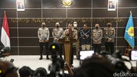 Ketua Komnas HAM Ahmad Taufan Damanik memberikan keterangan pers usai menerima keterangan dari tim Dokkes Polri terkait kasus baku tembak menewaskan Brigadir Nofriansyah Yoshua Hutabarat atau Brigadir J. Keterangan pers disampaikan di kantor Komnas HAM, Jakarta, Senin (25/7/2022).