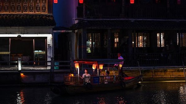 Setelah melalui restorasi, kota ini kembali hidup karena pariwisata dan menjadi kampung air paling ramai dan terkenal di Shanghai.   