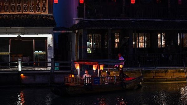 Setelah melalui restorasi, kota ini kembali hidup karena pariwisata dan menjadi kampung air paling ramai dan terkenal di Shanghai.  Setelah melalui restorasi, kota ini kembali hidup karena pariwisata dan menjadi kampung air paling ramai dan terkenal di Shanghai. Â