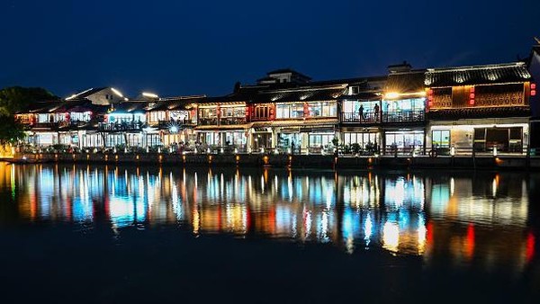 Seperti di Venesia, kita bisa menyusuri kampung kuno dengan bangunan dari batu yang antik di sisi kanal dan kita bisa melihat kehidupan asli masyarakatnya. Beberapa sudah dialihfungsikan menjadi restoran, cafe, dan galeri seni.  Seperti di Venesia, kita bisa menyusuri kampung kuno dengan bangunan dari batu yang antik di sisi kanal dan kita bisa melihat kehidupan asli masyarakatnya. Beberapa sudah dialihfungsikan menjadi restoran, cafe, dan galeri seni. Â