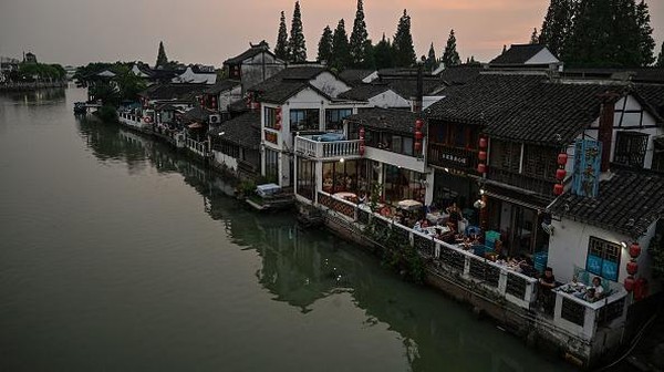 Sebenarnya ada 8 tempat kampung air di sekitar Kota Shanghai, tetapi Zhujiajiao lah yang paling ramai dan terkenal. Â Sebenarnya ada 8 tempat kampung air di sekitar Kota Shanghai, tetapi Zhujiajiao lah yang paling ramai dan terkenal. Â