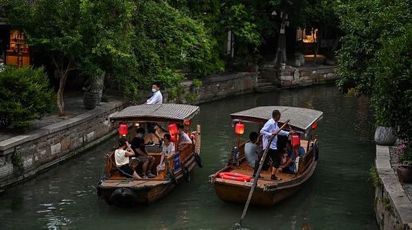Ada 36 jembatan tua melintasi kanal kuno, dan konon menurut para ahli sejarah, kampung air ini dibangun pada Dinasti Qing sekitar 1700 tahun yang lalu. Tetapi ditemukan sejumlah artefak kuno dari Dinasti Ming sekitar 5000 tahun lalu di kota tua ini.  