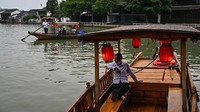 Zhujiajiao merupakan kota kuno Shanghai yang sudah ada 1700 tahun yang lalu. Sebelum kota tersebut pindah ke sisi Sungai Huangpu. Luas kota ini sekitar 1,3 km persegi dan tepat di sisi danau alami, Dianshan Lake.   