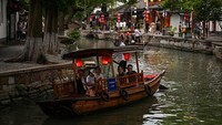 Pohon rindang di sisi kiri dan kanan kanal menambah asri dan romantisnya suasana kota tua ini. Ketika malam pendar lampu dari lampion menambah cantiknya suasana kota ini.   