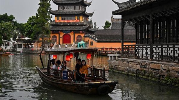 Di sini pengunjung bisa naik sampan berisi maksimal 6 orang dan membayar 50 yuan per orang untuk mengitari kanal selama 1 jam. Dengan naik sampan kita bisa melihat langsung bagaimana masyarakat Shanghai jaman dulu beraktifitas.  Di sini pengunjung bisa naik sampan berisi maksimal 6 orang dan membayar 50 yuan per orang untuk mengitari kanal selama 1 jam. Dengan naik sampan kita bisa melihat langsung bagaimana masyarakat Shanghai jaman dulu beraktifitas. Â