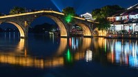 Jembatan kuno berbentuk setengah lingkaran memberikan siluet cantik di atas kanal. Sungguh pengalaman yang tak terlupakan di kampung air Kota Shanghai.   