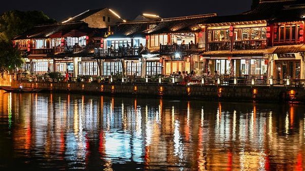 Masuk kota ini setiap wisatawan akan dikenakan tarif masuk sekitar 60 yuan. Ketika tiba di kota tua ini kita akan disuguhkan pemandangan Danau Dianshan yang luas, dan beberapa cottage kuno. Â Masuk kota ini setiap wisatawan akan dikenakan tarif masuk sekitar 60 yuan. Ketika tiba di kota tua ini kita akan disuguhkan pemandangan Danau Dianshan yang luas, dan beberapa cottage kuno. Â