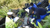 Menurut keterangan polisi setempat, bus tersebut mengalami rem blom karena kecepatannya sangat tinggi.