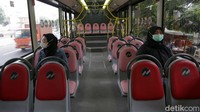 Bus pink TransJakarta tersebut diperuntukan khusus penumpang wanita.