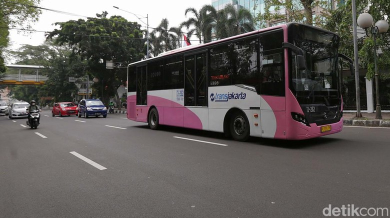 PT Transportasi Jakarta (TransJakarta) kembali mengoperasikan bus pink. Bus ini dikhususkan untuk penumpang wanita.