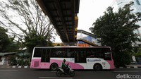 Bus Trans Jakarta Pink melintas kawasan Juanda, Jakarta Pusat, Senin (25/7/2022).