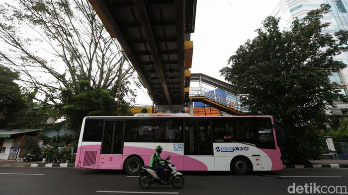 Bus TransJakarta Khusus Wanita Kembali Beroperasi PT Transportasi Jakarta (TransJakarta) kembali mengoperasikan bus pink. Bus ini dikhususkan untuk penumpang wanita.