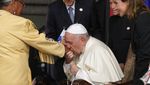 Saat Paus Cium Tangan Pribumi Kanada