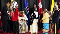 Para tetua adat dan pribumi Kanada menyambut pemimpin Katolik Roma, Paus Fransiskus saat tiba di Bandara Edmonton, Kanada, Minggu (24/7/2022).