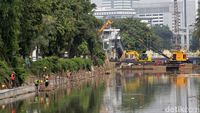 Cegah Longsor, Kali Ciliwung Di Kawasan Pasar Baru Diturap Beton