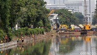 Dinas Sumber Daya Air DKI Jakarta melakukan pemasangan turap bertujuan untuk mengantisipasi banjir serta tanah ambles di pinggir sungai.