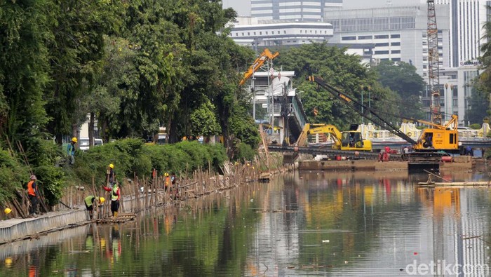 Pembangunan turap Kali Ciliwung tengah dikerjakan di kawasan Pasar Baru, Jakarta. Pembanunan turap ini untuk mencegah banjir dan tanah ambles.