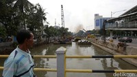 Warga melihat proses pengerjaan turap.