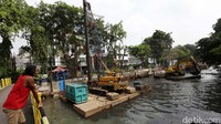 Sejumlah alat berat dikerahkan dalam proses pembuatan turap ini.