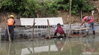 Cegah Longsor, Kali Ciliwung Di Kawasan Pasar Baru Diturap Beton