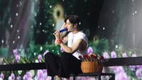 Cha Eun Woo menutup fanmeeting dengan romantis dengan menyanyikan lagu Aloha sambil membagikan bunga mawar. Foto: (dok. Lumina Entertainment - Vanessa Fabiola)