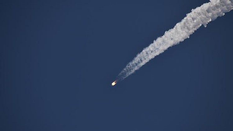 China Sukses Luncurkan Modul Wentian untuk Bangun Stasiun Luar Angkasa WENCHANG, CHINA - JULY 24: Spectators watch as a Long March-5B Y3 rocket carrying Chinas space station lab module Wentian blasts off from Wenchang Spacecraft Launch Site on July 24, 2022 in Wenchang, Hainan Province of China. (Photo by Luo Yunfei/China News Service via Getty Images)