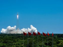 Foto Ini Merekam Peluncuran Modul Wentian China yang Bersejarah