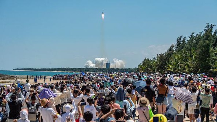 China Sukses Luncurkan Modul Wentian untuk Bangun Stasiun Luar Angkasa WENCHANG, CHINA - JULY 24: Spectators watch as a Long March-5B Y3 rocket carrying Chinas space station lab module Wentian blasts off from Wenchang Spacecraft Launch Site on July 24, 2022 in Wenchang, Hainan Province of China. (Photo by Luo Yunfei/China News Service via Getty Images)