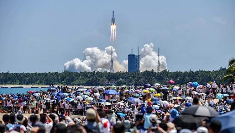 China Sukses Luncurkan Modul Wentian untuk Bangun Stasiun Luar Angkasa WENCHANG, CHINA - JULY 24: Spectators watch as a Long March-5B Y3 rocket carrying Chinas space station lab module Wentian blasts off from Wenchang Spacecraft Launch Site on July 24, 2022 in Wenchang, Hainan Province of China. (Photo by Luo Yunfei/China News Service via Getty Images)