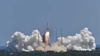 Detik-detik roket Long March-5B Y3 saat diluncurkan. China sukses meluncurkan Wentian, modul laboratorium pertama dari stasiun luar angkasanya pada Minggu (24/7/2022).  