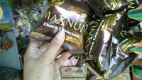 Harganya yang murah meriah dengan rasa cokelat yang enak membuat camilan ini digemari anak-anak. Pada masanya, camilan ini juga sempat populer karena memberikan hadiah uang tunai Rp 500 hingga Rp 1.000 di dalam kemasannya. Foto: Istimewa/Instagram/Twitter
